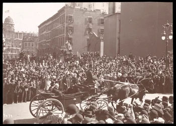 Ansicht der Menge und einer Pferdekutsche in der Dewey-Parade auf der Fifth Avenue, New York, 1899